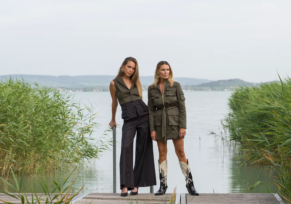 Heritage — Két női modell sötét és olívazöld összeállításokban balatoni stégen.