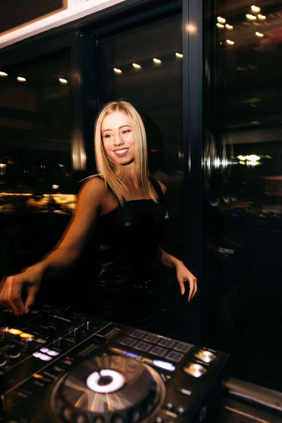 Her Before Me bemutató — DJ az eseményen.
