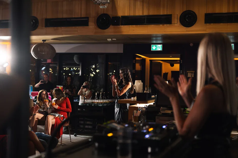 Her Before Me bemutató — DJ és közönség az eseményen.