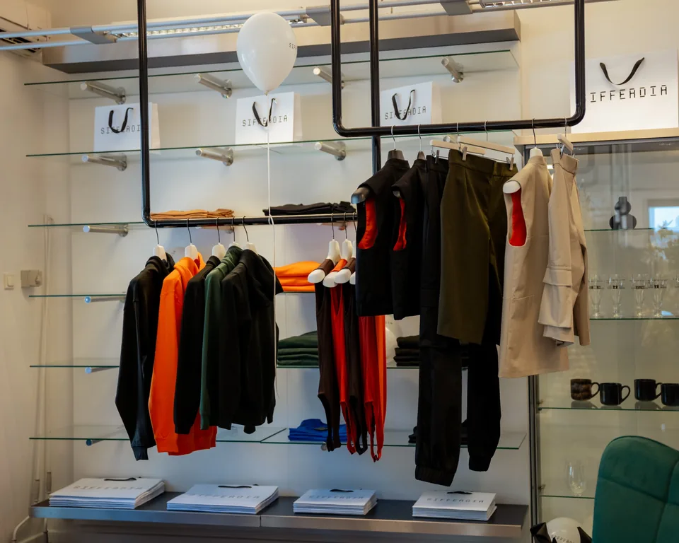 A budapesti SIFFERDIA showroom belső tere, ruhákkal és márkajelzéssel.